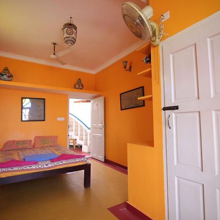 Holi-Wood Guesthouse Пондичерри Экстерьер фото